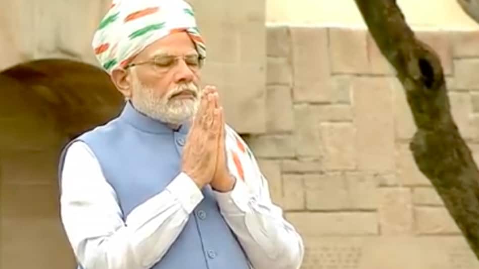 PM Modi pays homage to Mahatma Gandhi PM Modi pays homage to Mahatma Gandhi