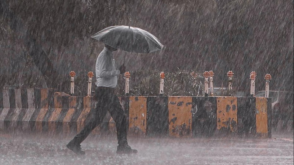 Extremely heavy rainfalls are likely to continue over south interior Karnataka, IMD said Extremely heavy rainfalls are likely to continue over south interior Karnataka, IMD said