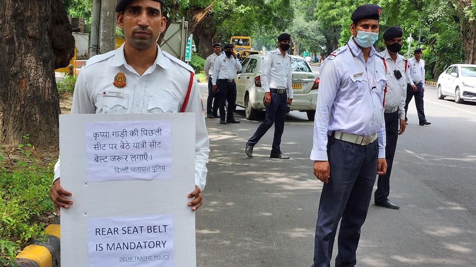 'Rear seat belt mandatory': Yesterday the police conducted checks on Barakhamba Road near Connaught Place in central Delhi to ensure compliance of the rear seat belt campaign. 'Rear seat belt mandatory': Yesterday the police conducted checks on Barakhamba Road near Connaught Place in central Delhi to ensure compliance of the rear seat belt campaign.