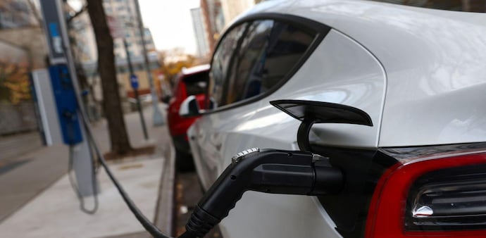 Under the Delhi’s plan, kerbside charging facilities will be provided for two-wheelers (2W) and three-wheelers (3W). Under the Delhi’s plan, kerbside charging facilities will be provided for two-wheelers (2W) and three-wheelers (3W).