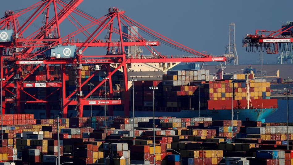 Global economy may avoid recession as inflation risks ease: JP Morgan (Photo: Reuters) Global economy may avoid recession as inflation risks ease: JP Morgan (Photo: Reuters)