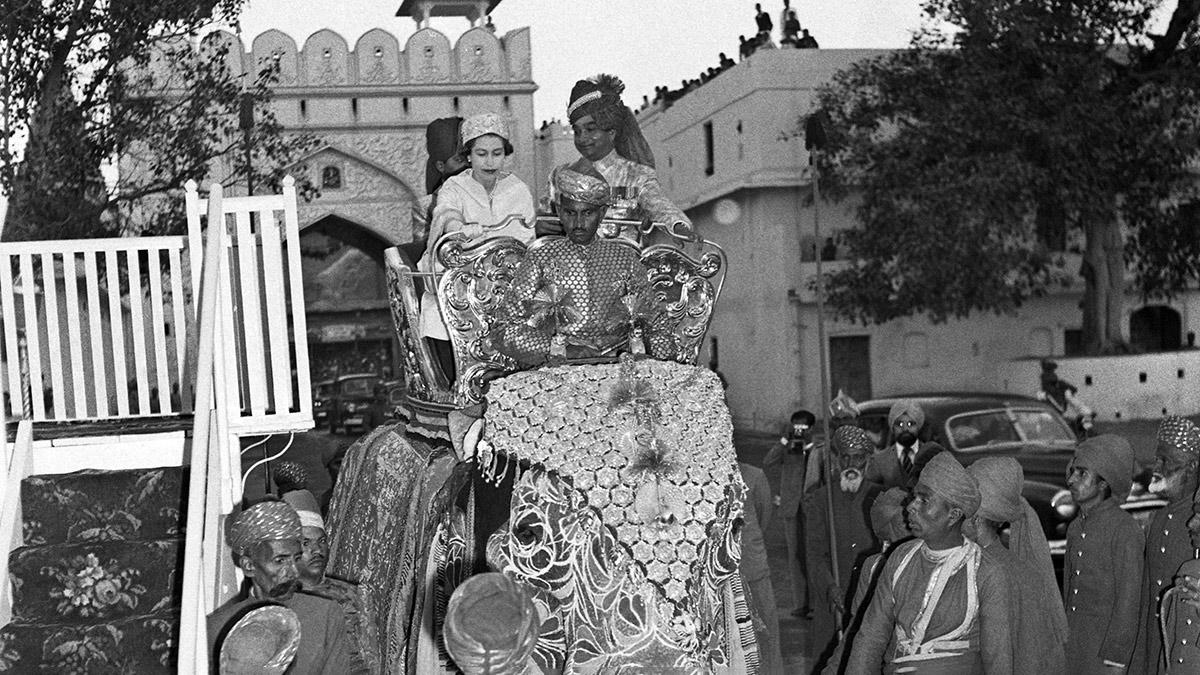 Queen Elizabeth II riding an elephant during her 1961 visit to Jaipur Queen Elizabeth II riding an elephant during her 1961 visit to Jaipur