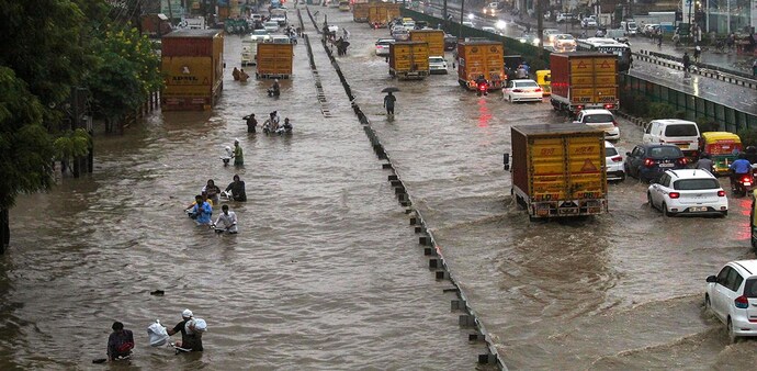 Rain inundates Gurgaon roads; authorities issue WFH advisory Rain inundates Gurgaon roads; authorities issue WFH advisory
