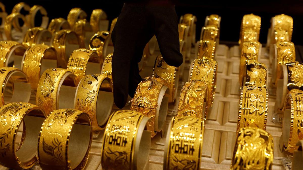 In the international market, spot gold fell 0.2% to $1,698.14 per ounce, as of 0120 GMT. In the international market, spot gold fell 0.2% to $1,698.14 per ounce, as of 0120 GMT.