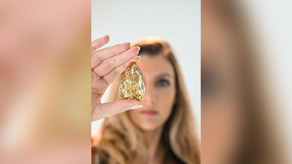 Bid for World's largest flawless diamond weighing over 300 carats is just $1 (Photo: Sotheby's) Bid for World's largest flawless diamond weighing over 300 carats is just $1 (Photo: Sotheby's)