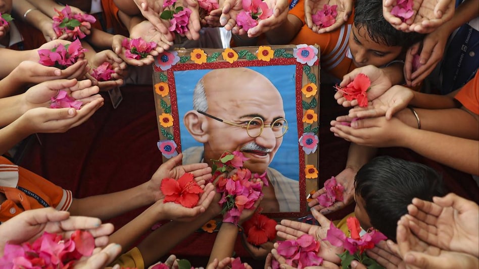 School students pay tribute to Mahatma Gandhi School students pay tribute to Mahatma Gandhi