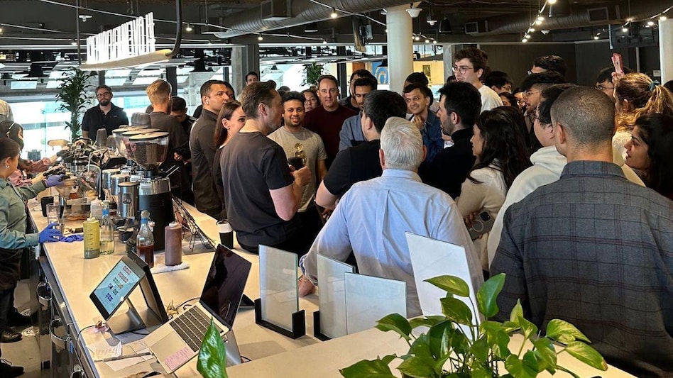 Twitter employees talking to the company's new owner Elon Musk Twitter employees talking to the company's new owner Elon Musk