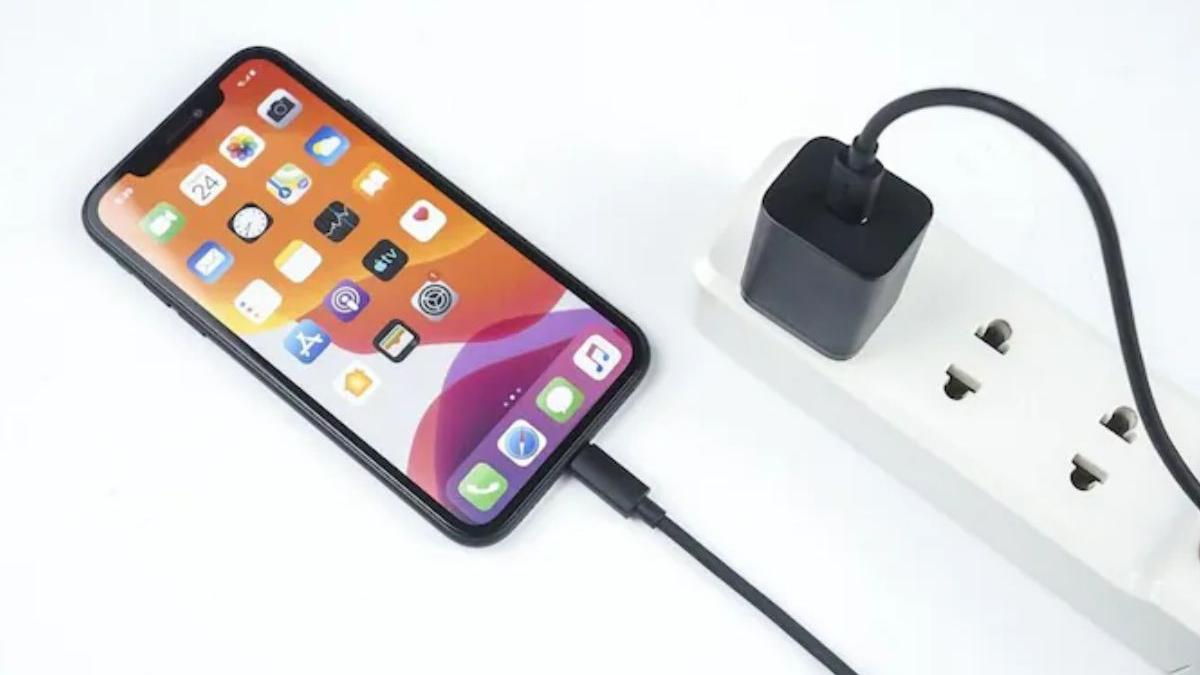 Odisha police asks mobile phone users to not use public charging stations, says hackers can empty bank accounts - Vimarsana News