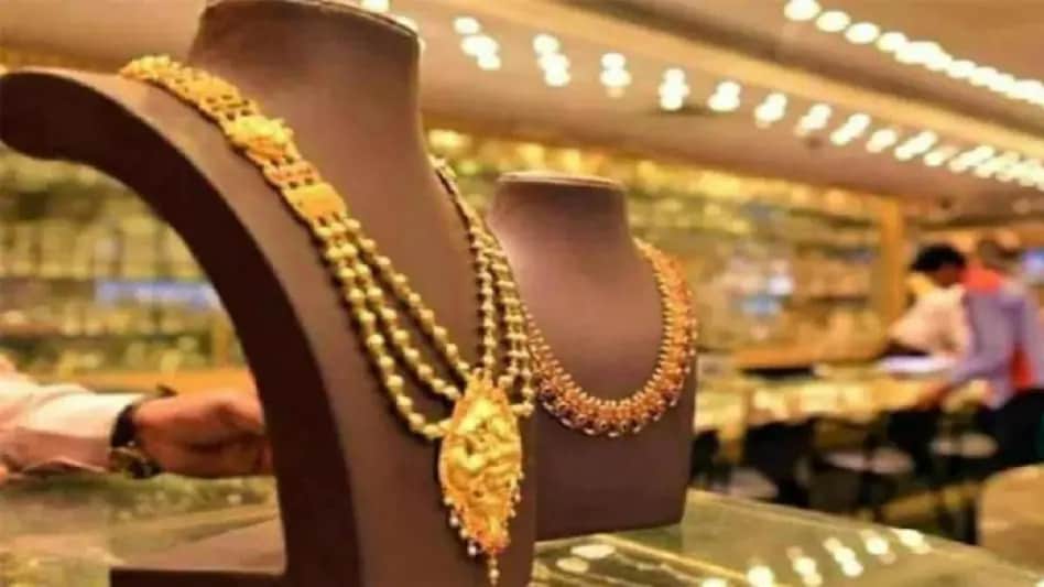 As per its estimates, due to the two-day Dhanteras festival, sales of gold and silver coins, notes, sculptures, and utensils in the country peaked at Rs 25,000 crore rupees. As per its estimates, due to the two-day Dhanteras festival, sales of gold and silver coins, notes, sculptures, and utensils in the country peaked at Rs 25,000 crore rupees.