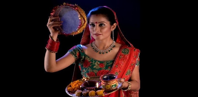 Women worship Lord Shiva and Lord Ganesha and complete their fast by moonsighting and making offerings to the moon. Women worship Lord Shiva and Lord Ganesha and complete their fast by moonsighting and making offerings to the moon.