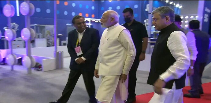 Prime Minister Narendra Modi with RIL chairman Mukesh Ambani Prime Minister Narendra Modi with RIL chairman Mukesh Ambani