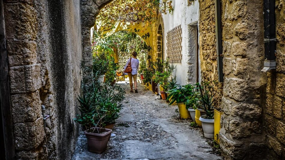 Airbnb’s new safety feature for solo travellers is available in two languages: English and Hindi. Airbnb’s new safety feature for solo travellers is available in two languages: English and Hindi.