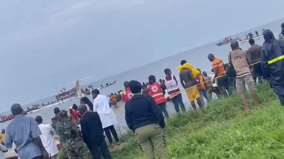People look at Precision Air plane that crushed into Lake Victoria People look at Precision Air plane that crushed into Lake Victoria