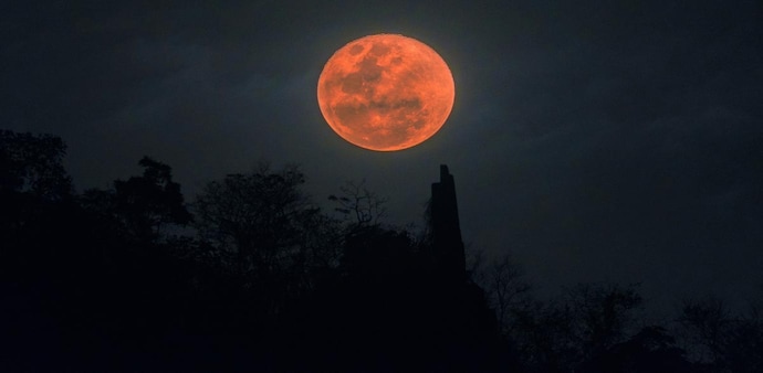 Chandra Grahan 2022: Why Moon turns red during eclipse Chandra Grahan 2022: Why Moon turns red during eclipse