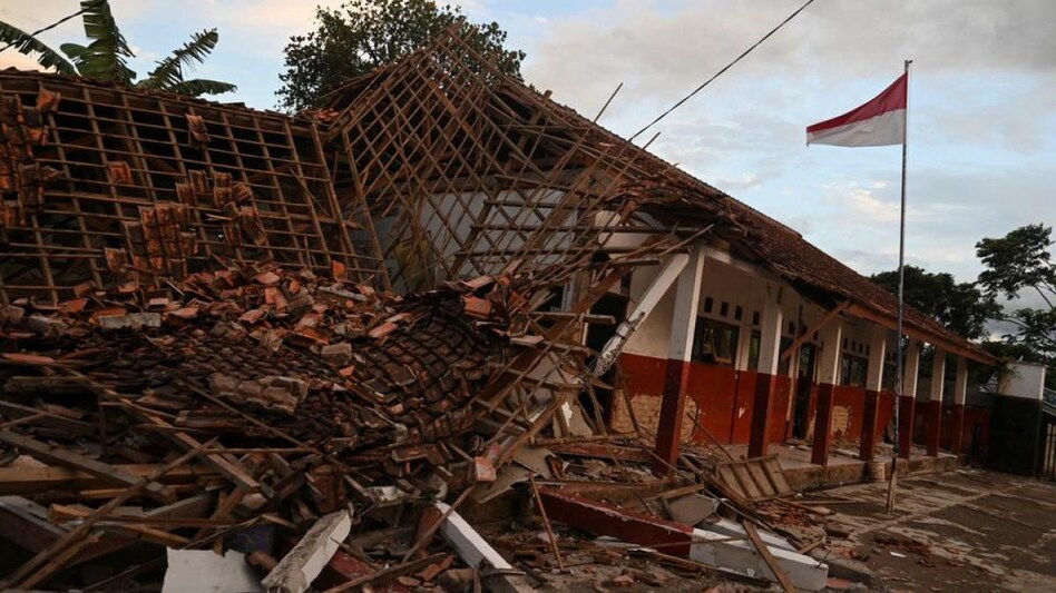 Many school children among 252 dead in massive Indonesian earthquake (Photo: Reuters) Many school children among 252 dead in massive Indonesian earthquake (Photo: Reuters)