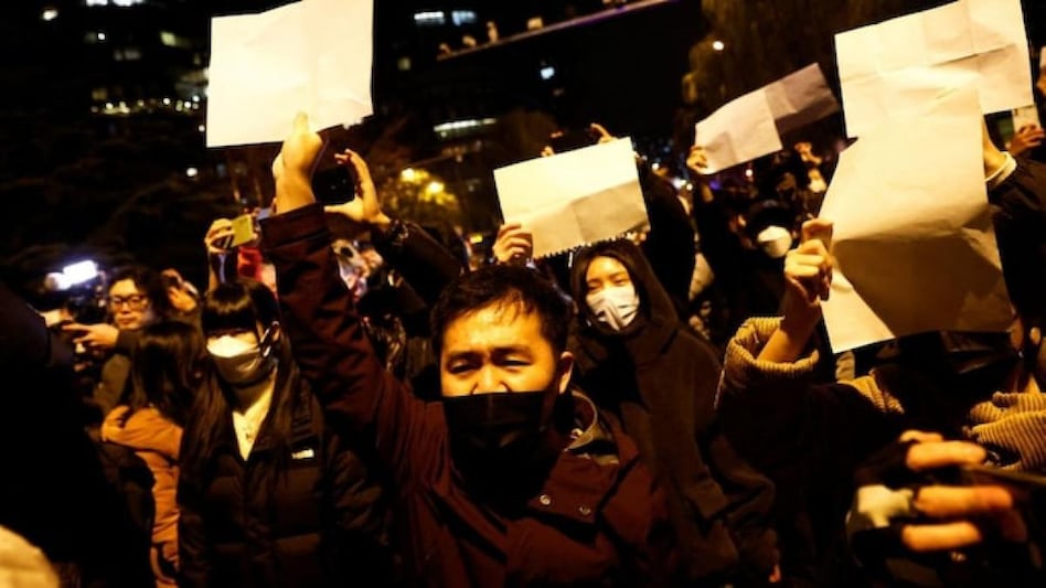 People gather for a vigil and hold white sheets of paper in protest of coronavirus disease (COVID-19) restrictions. (Photo: Reuters) People gather for a vigil and hold white sheets of paper in protest of coronavirus disease (COVID-19) restrictions. (Photo: Reuters)