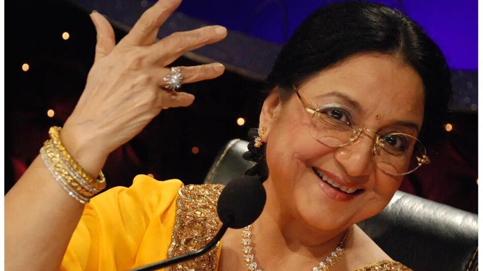 She hosted the celebrity talk show "Phool Khile Hain Gulshan Gulshan" She hosted the celebrity talk show "Phool Khile Hain Gulshan Gulshan"