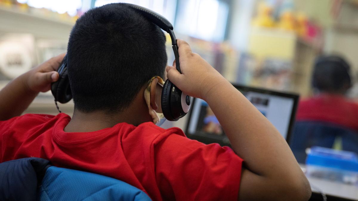 Study reveals earbuds can damage ears, youngsters at high risk of hearing loss