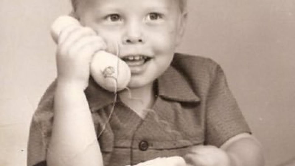 Musk changed his profile picture from him holding a sink to a younger Elon holding the receiving end of a telephone. Musk changed his profile picture from him holding a sink to a younger Elon holding the receiving end of a telephone.