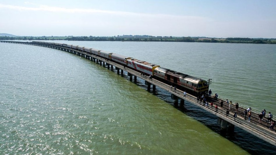 Thailand's 'floating train' is a bit hit for its unreal view (Photo: Reuters) Thailand's 'floating train' is a bit hit for its unreal view (Photo: Reuters)
