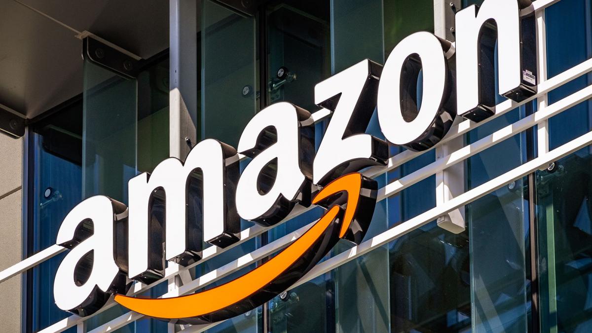 Amazon announced mass layoffs and fired 10,000 people Amazon announced mass layoffs and fired 10,000 people