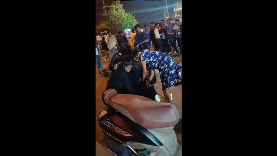 Watch! Shocking video of drunken girls beating a woman outside Indore's pub goes viral Watch! Shocking video of drunken girls beating a woman outside Indore's pub goes viral