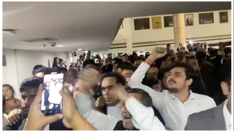 Shraddha Walkar murder case: Lawyers at Delhi court shout slogans, demand Aftab Poonawala be hanged - BusinessToday