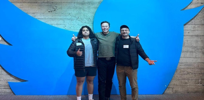 Twitter Chief Elon Musk with two fake Twitter employees after re-hiring them Twitter Chief Elon Musk with two fake Twitter employees after re-hiring them