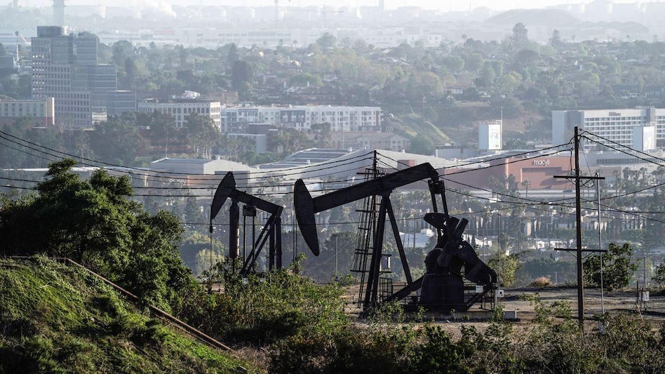 Brent crude shed 44 cents, or 0.5%, to $95.72 a barrel at 0146 GMT, while US West Texas Intermediate (WTI) crude futures retreated 59 cents, or 0.7%, to $89.41 Brent crude shed 44 cents, or 0.5%, to $95.72 a barrel at 0146 GMT, while US West Texas Intermediate (WTI) crude futures retreated 59 cents, or 0.7%, to $89.41