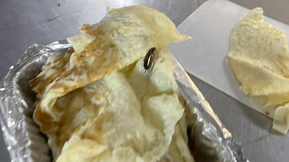 The passenger took a picture of the meal and posted it on Twitter. The passenger took a picture of the meal and posted it on Twitter.