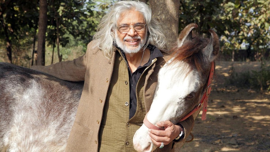 Muzaffar Ali with his horse Shams Muzaffar Ali with his horse Shams