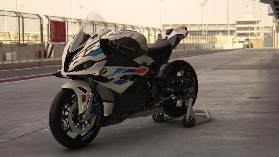 The new BMW S 1000 R features winglets which are quite identical to M 1000 RR. The new BMW S 1000 R features winglets which are quite identical to M 1000 RR.
