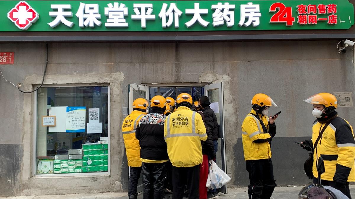 Delivery workers wait outside a pharmacy to pick up orders as coronavirus disease outbreaks continue in Beijing (Photo: Reuters) Delivery workers wait outside a pharmacy to pick up orders as coronavirus disease outbreaks continue in Beijing (Photo: Reuters)