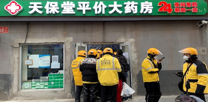Delivery workers wait outside a pharmacy to pick up orders as coronavirus disease outbreaks continue in Beijing (Photo: Reuters) Delivery workers wait outside a pharmacy to pick up orders as coronavirus disease outbreaks continue in Beijing (Photo: Reuters)