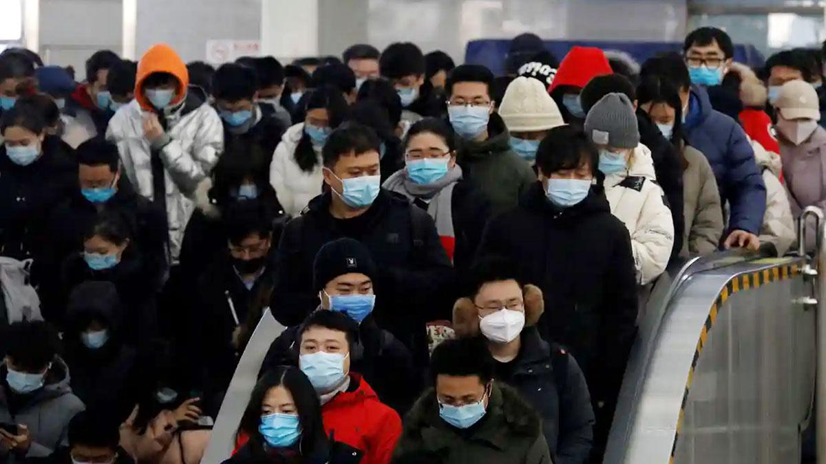 Officer goers in Beijing. Photo: Reuters Officer goers in Beijing. Photo: Reuters
