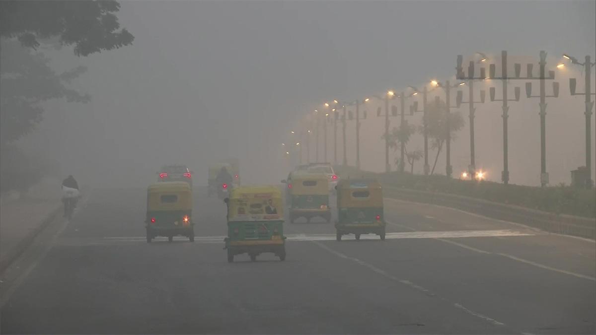 Dense fog in Delhi on Tuesday morning Dense fog in Delhi on Tuesday morning