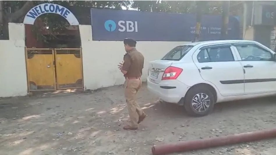 Neeraj Rai told the police that the gold belonged to 29 borrowers of loans secured by it. Neeraj Rai told the police that the gold belonged to 29 borrowers of loans secured by it.