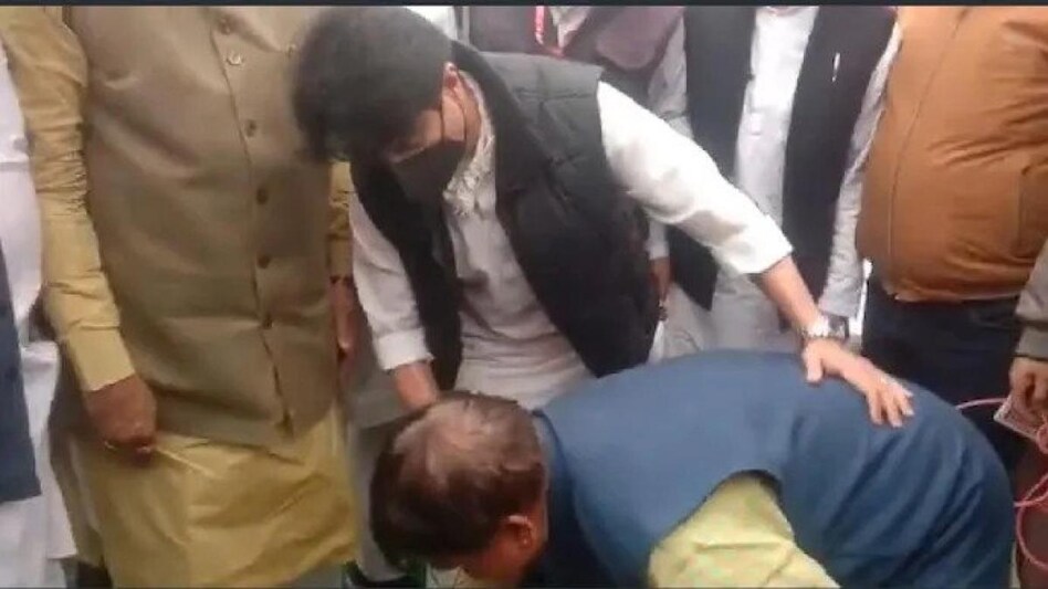 The minister promised to wear slippers only when the roads were well built The minister promised to wear slippers only when the roads were well built