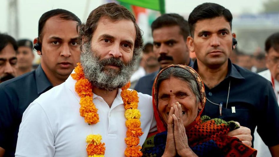 Rahul Gandhi, who was been leading the foot march from Kanyakumari to Kashmir, urged his fellow Yatris to wave back to the crowd and gave a flying kiss to those raising the slogans. Rahul Gandhi, who was been leading the foot march from Kanyakumari to Kashmir, urged his fellow Yatris to wave back to the crowd and gave a flying kiss to those raising the slogans.