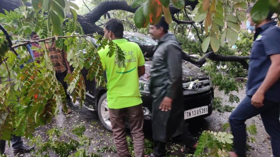 Heavy rainfall along with strong winds in Anna Nagar caused a tree crash down on a car. (Photo: Twitter) Heavy rainfall along with strong winds in Anna Nagar caused a tree crash down on a car. (Photo: Twitter)