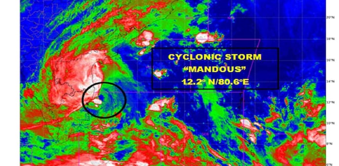 Heavy rains with strong winds felt in Pattinapakkam area of Chennai as landfall process of Cyclone Mandous began Heavy rains with strong winds felt in Pattinapakkam area of Chennai as landfall process of Cyclone Mandous began