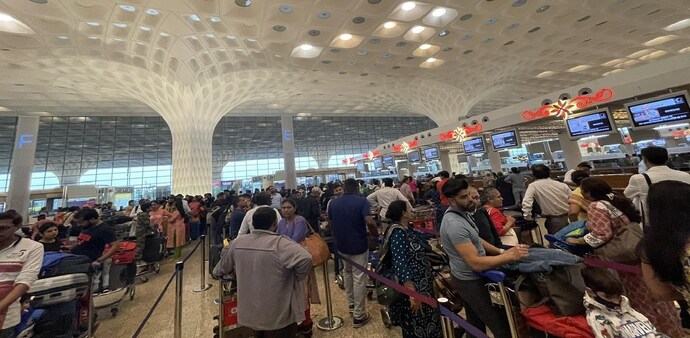 Long queues seen at Mumbai airport (Image via @kiwitwees on Twitter) Long queues seen at Mumbai airport (Image via @kiwitwees on Twitter)