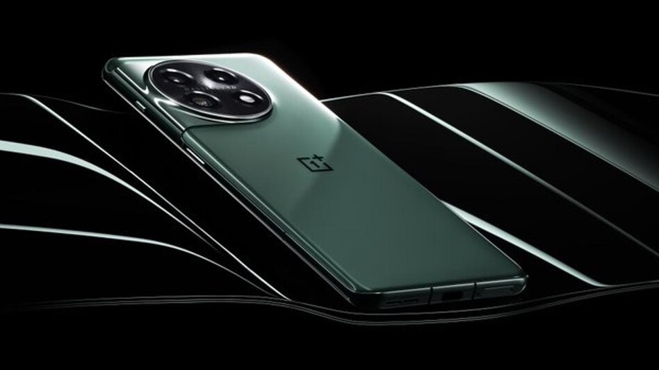 OnePlus 11 first look out, circular camera design looks classy and alert slider is back OnePlus 11 first look out, circular camera design looks classy and alert slider is back