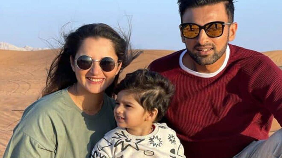 Husband to Superwoman': Shoaib Malik's Instagram bio remains intact amid  Sania Mirza divorce rumours - BusinessToday