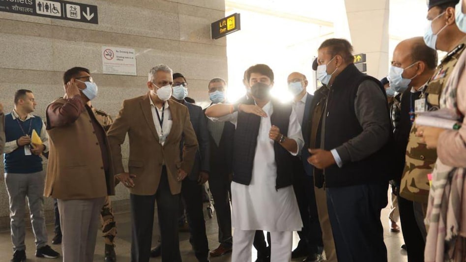 Jyotiraditya Scindia's surprise visit at Terminal 3 of Delhi airport Jyotiraditya Scindia's surprise visit at Terminal 3 of Delhi airport