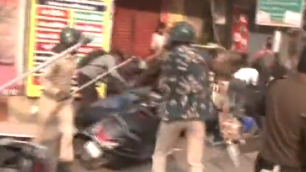 Bihar: Teacher aspirants stage protest demanding jobs in Patna, police resort to lathicharge