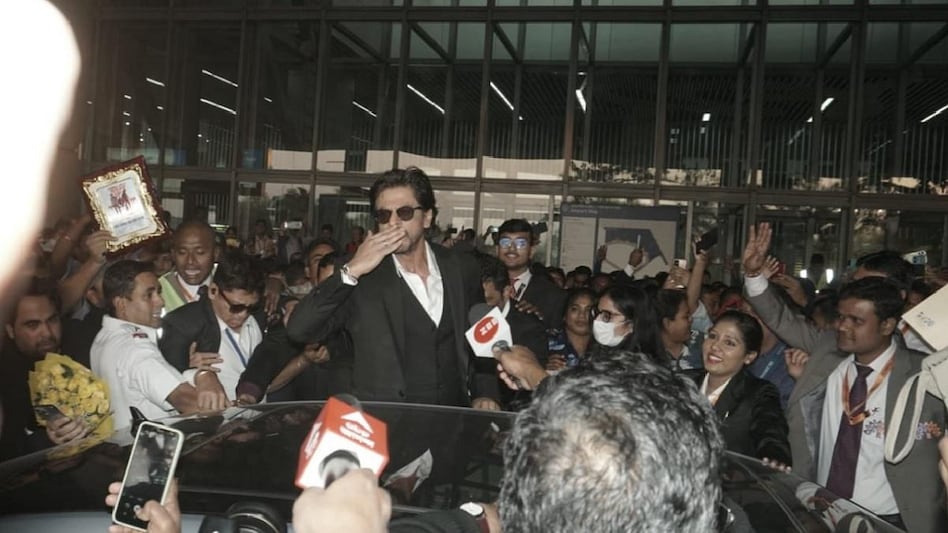 'Social media is often driven by a certain narrowness of view. Cinema exposes the vulnerability of human form by telling stories,' says Shah Rukh Khan in Kolkata 'Social media is often driven by a certain narrowness of view. Cinema exposes the vulnerability of human form by telling stories,' says Shah Rukh Khan in Kolkata
