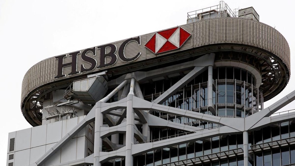 HSBC is cutting as many as 15% of its 2,000 senior operations managers worldwide, as it attempts to streamline its management ranks and reduce costs HSBC is cutting as many as 15% of its 2,000 senior operations managers worldwide, as it attempts to streamline its management ranks and reduce costs