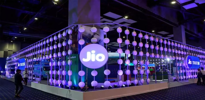 Jio deposits Rs 3,720 cr in SBI escrow account to acquire Reliance Infratel (Photo: Reuters) Jio deposits Rs 3,720 cr in SBI escrow account to acquire Reliance Infratel (Photo: Reuters)