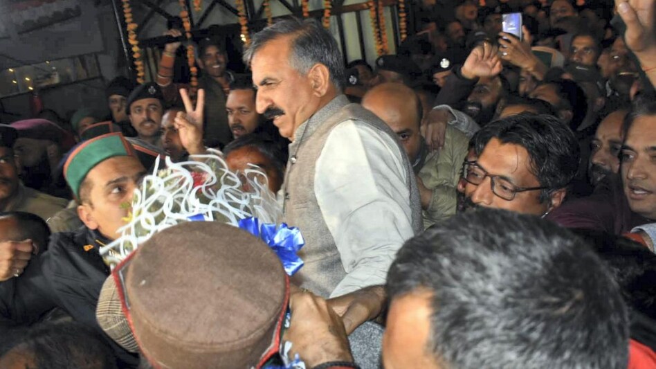 Sukhwinder Singh Sukhu with his followers Sukhwinder Singh Sukhu with his followers